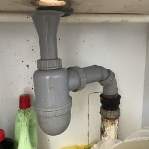 צינור ביוב אפור מתחת לכיור עם חיבורים