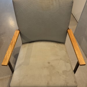 כיסא עם כתמים לפני ניקוי