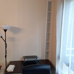 שולחן עץ עם מדף זכוכית קטן ומדפים בצד