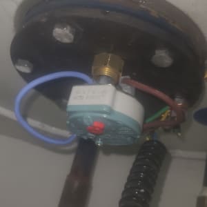 חלקים של דוד שמש עם חיבורים וצינורות