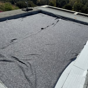 בד אפור פרוס על גג לאיטום