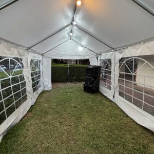 אוהל לבן עם תאורה על דשא לאירועים