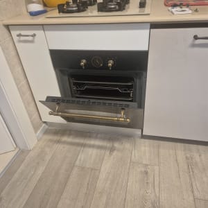 תנור גז פתוח במטבח עם קומקום צהוב