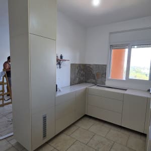 ארונות מטבח מודרניים בהירים בסגנון אינטגרלי לאחר התקנה
