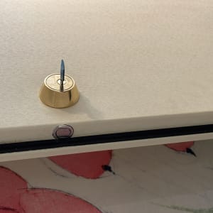 מנעול זהב עם מפתח על דלת לבנה