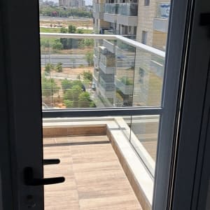 מרפסת עם נוף לבניינים ועצים