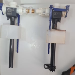 חלקי מנגנון אסלה וכלי עבודה על מושב אסלה