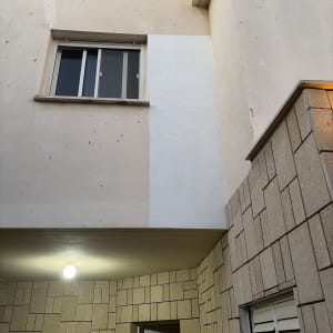 עבודת איטום וצביעה ממוקדת של קיר חיצוני לצד חלון