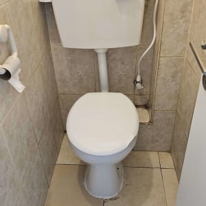 אסלה עם ניאגרה, צינור מים וברז