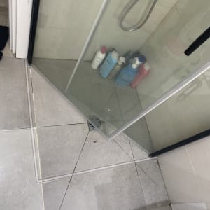 מקלחון עם בקבוקי שמפו וסבון