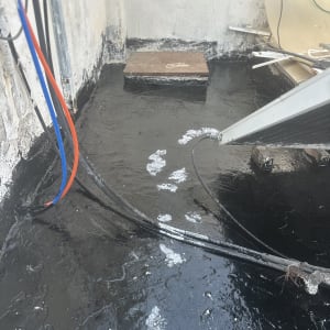 איטום גג עם חומרים וצינורות חשמל