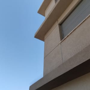 דוקרנים על מדף בניין למניעת יונים