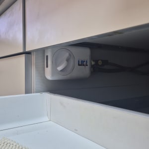 שסתום גז מתחת לכיור עם חוגה לבנה