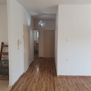 סולם עץ עם כתמי צבע ליד קיר לבן