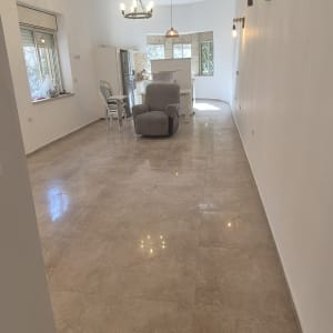 קירות צבועים בלבן עם תאורה תלויה