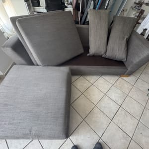 ספה עם כריות על רצפת אריחים