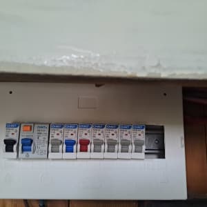 לוח חשמל עם מפסקים שונים מותקנים