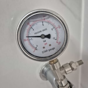 מד לחץ מים עם חיבורים מתכתיים