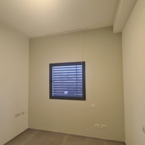 קיר צבוע בצבע בהיר עם חלון קטן