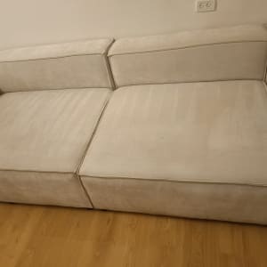 ספה נקייה על רצפת עץ