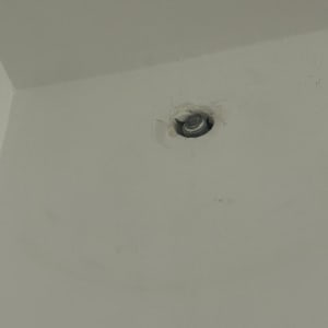 תקרת חדר עם מתז כיבוי אש מותקן