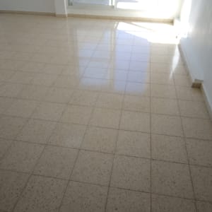 רצפה נקייה ומבריקה עם אור שמש