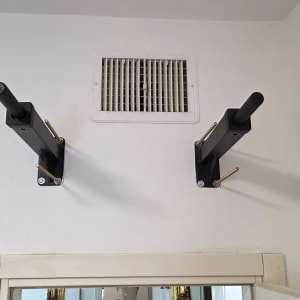 מתקן תלייה על קיר עם ברגים ליד פתח אוורור