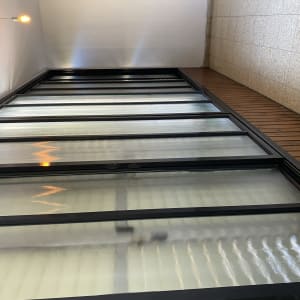 חלונות זכוכית עם מסגרות מתכת, אור משתקף