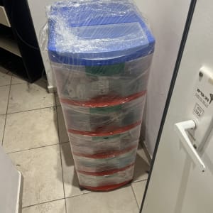 ארון פלסטיק עטוף בניילון בפינת חדר