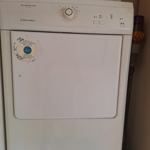 מייבש כביסה אלקטרולוקס עם כפתורי שליטה.