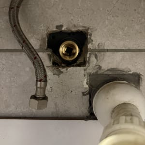 עבודות צנרת וחיבור צינור מים גמיש מתחת לכיור