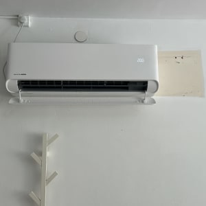 מזגן מותקן על קיר לבן בחדר פנימי