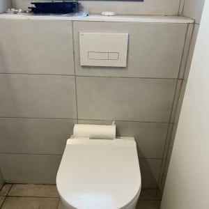 אסלה עם נייר טואלט בחדר שירותים