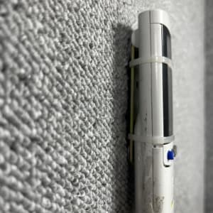 חפץ לבן על רקע שטיח אפור