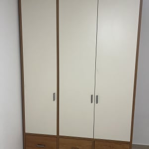 ארון בגדים עם שלוש דלתות ומגירות תחתונות