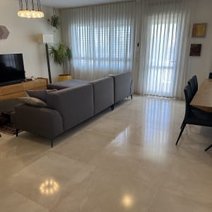 רצפה נקייה ומבריקה בסלון מואר