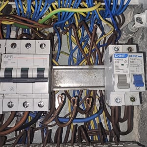 לוח חשמל עם חוטים ומפסקים