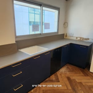 משטח שיש במטבח עם כיור מובנה