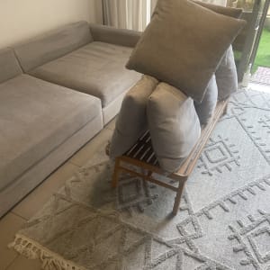 כריות ספה מונחות על כיסא לניקוי