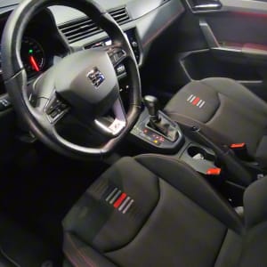 הגה ומושבים ברכב עם עיצוב מודרני