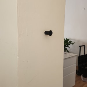 קיר עם ידית מתכת שחורה מותקנת