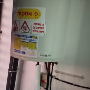 דוד שמש עם מדבקות אזהרה והוראות בטיחות