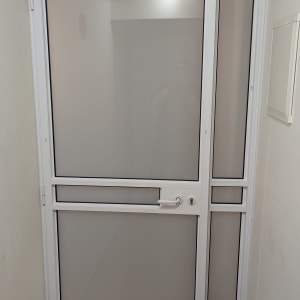 דלת אלומיניום עם זכוכית חלבית