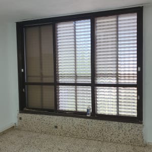 בקבוק חומר ניקוי על אדן חלון