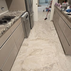 מטבח בשיפוץ עם סולם, דלי ומטאטא