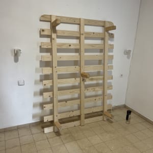 מבנה עץ על רצפת אריחים בחדר ריק