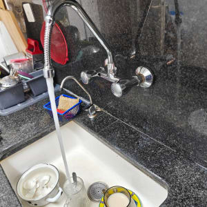 ברז מטבח עם מים זורמים בכיור