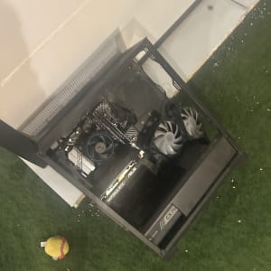 מארז מחשב עם רכיבים פנימיים על דשא ירוק