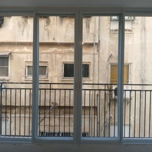 חלון אלומיניום עם מסגרת ומעקה ברזל