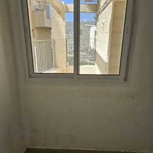 קיר עם חלון ומרפסת חיצונית